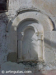 Ventana rom&aacute;nica de la iglesia segoviana de El Cubillo
