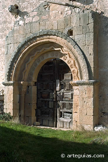 Puerta de la iglesia arruinada de El Olmillo (Segovia)