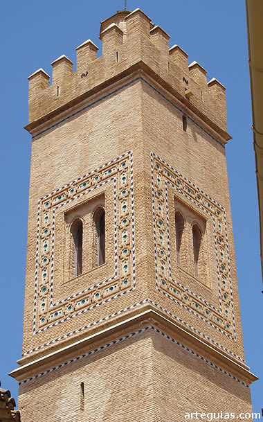 Campanario de la iglesia de Longares