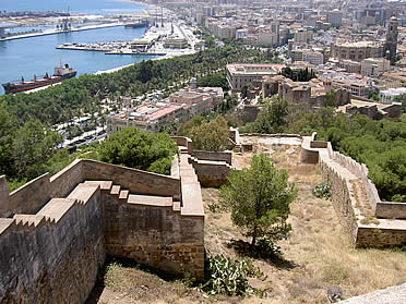 La ciudad de M&aacute;laga con su muralla en primer t&eacute;rmino