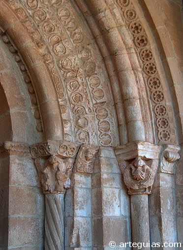 Detalle de la puerta de la iglesia. Monasterio de Azuelo