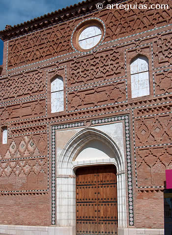 Fachada mud&eacute;jar de la iglesia de Tobed