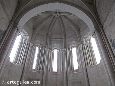 Interior del &aacute;bside principal de Santa Mar&iacute;a de Palazuelos