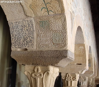 Inscripciones funerarias en las arquer&iacute;as de entrada a la sala capitular