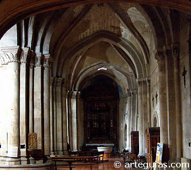 Nave la teral de deformaciones en las b&oacute;vedas. Iglesia de San Mart&iacute;n de Salamanca