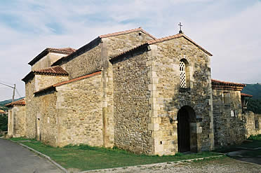Exterior de la Iglesia prerrom&aacute;nic de Santianes de Pravia