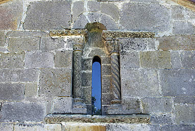 Ventanal del &aacute;bside de Santa Mar&iacute;a de Sebrayo