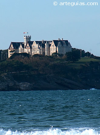 Palacio de La Magdalena, desde la playa de Somo