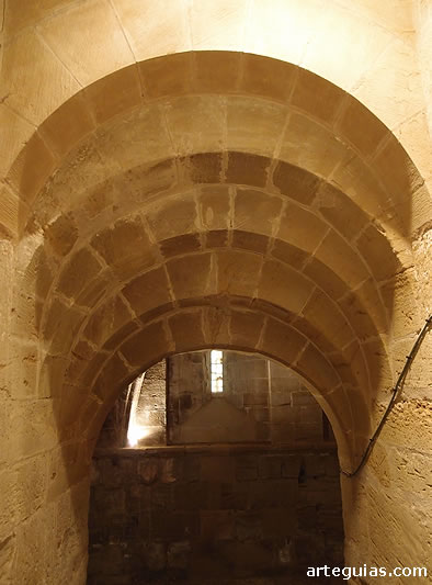 Acceso a la Sala de la Campana