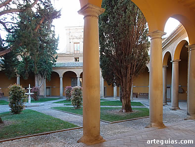 Patio barroco de entrada al palacio y al museo