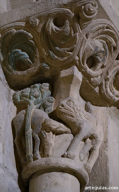 Capitel con le&oacute;n y otro animal