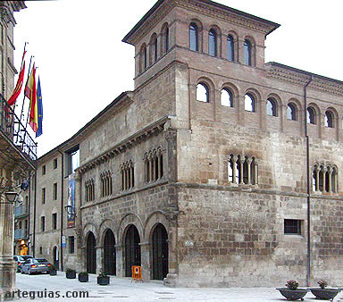 Vista del palacio con sus dos fachadas rom&aacute;nicas