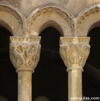 Capiteles de la galer&iacute;a