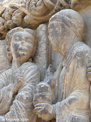 Detalle escult&oacute;rico de la puerta norte de San Miguel