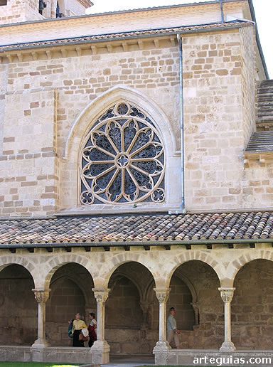 Detalle del claustro y la iglesia de San Pedro de la R&uacute;a