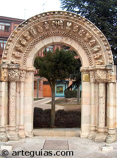 Arco neorrom&aacute;nico conmemorativo en plena poblaci&oacute;n de Due&ntilde;as, Palencia