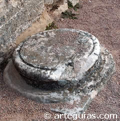 Basa de columna en el n&aacute;rtex de la iglesia visigoda