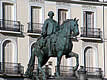 La estatua de Carlos III preside la Plaza de la Puerta del Sol de Madrid