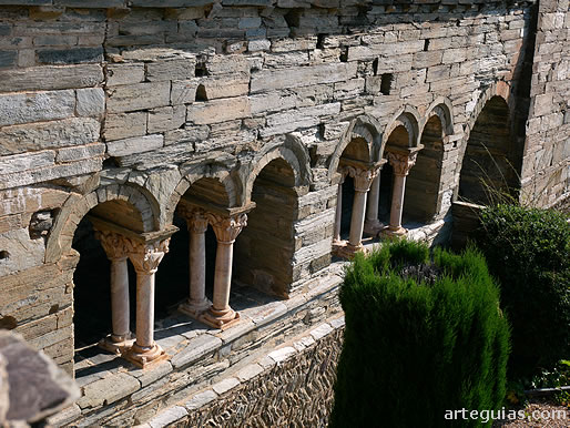 Priorato de Serrabona: galer&iacute;a porticada rom&aacute;nica espectacular