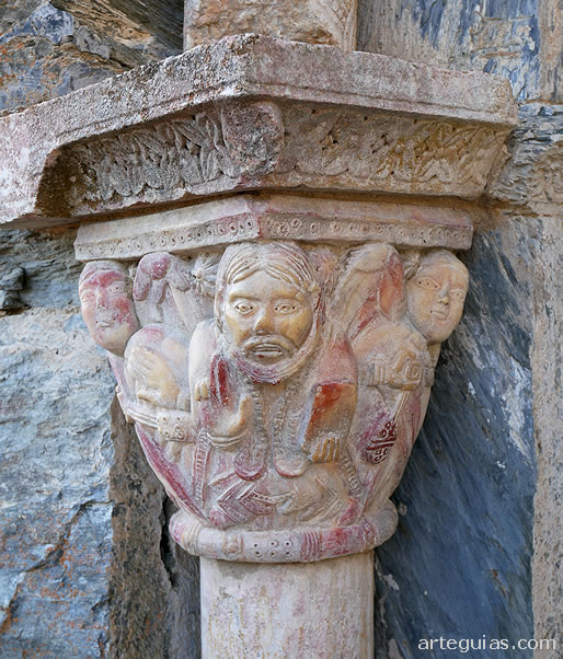 Capitel con un Maiestas Domini en la puerta norte