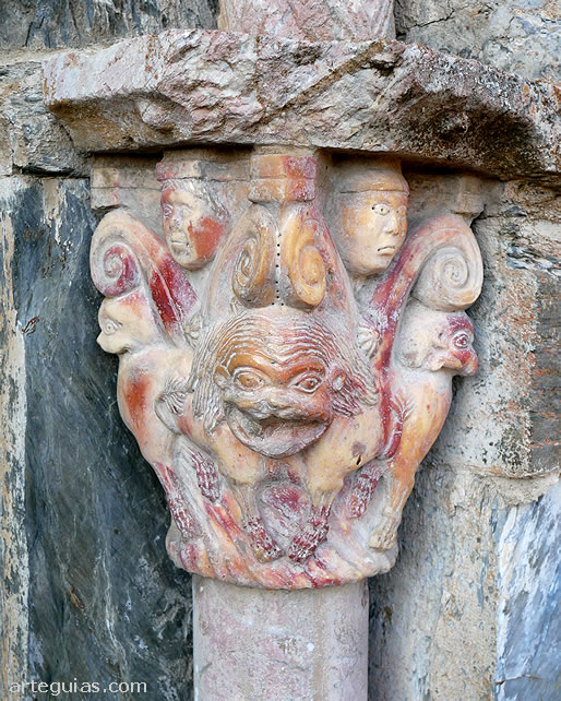 Capitel de la puerta norte