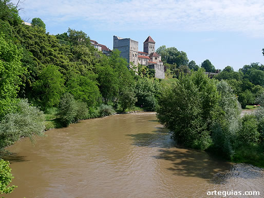 Vista de Sauveterre-de-B&eacute;arn desde el puente