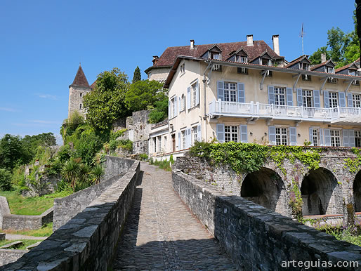 Entrada desde el oeste del Puente de la Leyenda de Sauveterre-de-B&eacute;arn