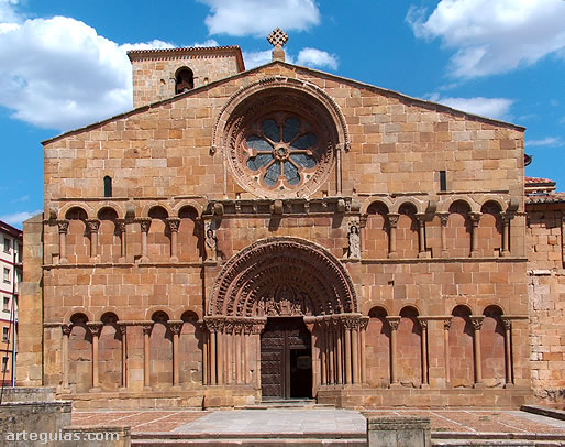 Fachada tardorrom&aacute;nica de Santo Domingo de Soria