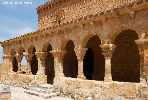 Galer&iacute;a porticada en la iglesia de San Miguel de San Esteban de Gormaz