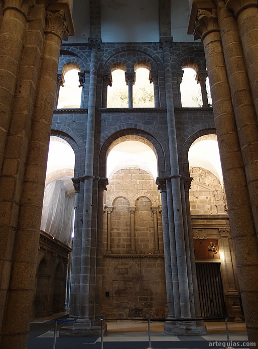 Alzado interior de la catedral de Santiago de Compostela con su emblem&aacute;tica tribuna