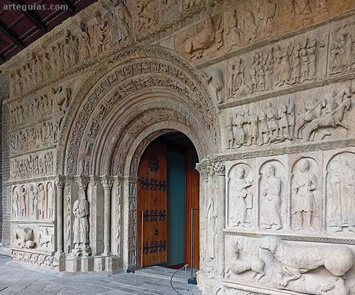 Portada del Monasterio de Ripoll que se considera un modelo de "Biblia en Piedra" por sus innumerables relieves religiosos