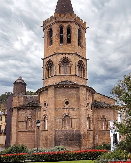 Santa Mar&iacute;a la Real de Sang&uuml;esa vista desde el este