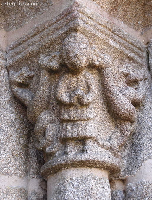 Uno de los capiteles de la portada. A Franqueira, Pontevedra