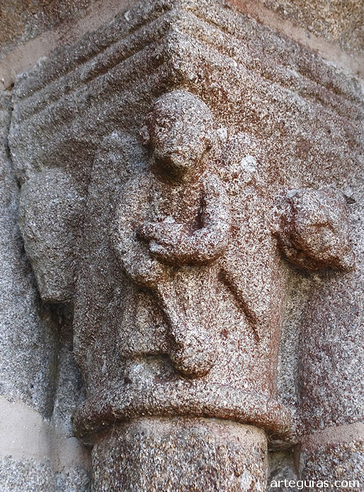 Capitel con un &aacute;ngel con un incensario