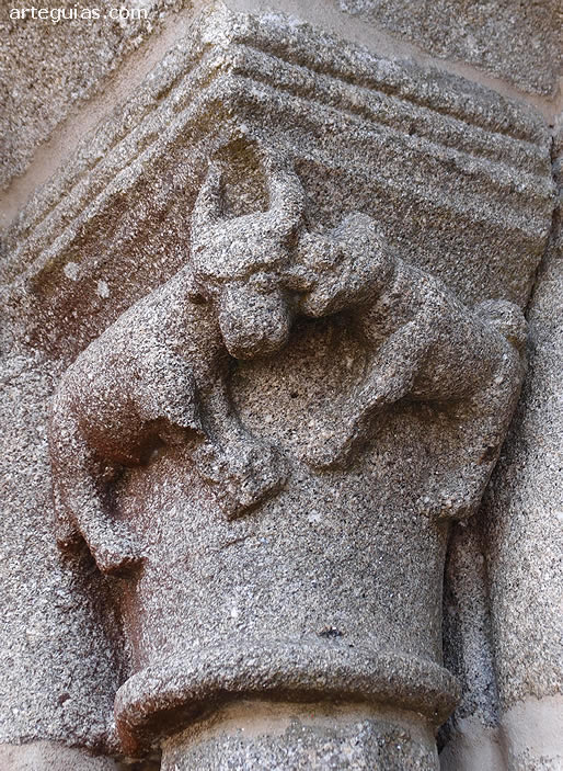 Capitel con dos animales (uno de ellos un b&oacute;vido) de la puerta oeste