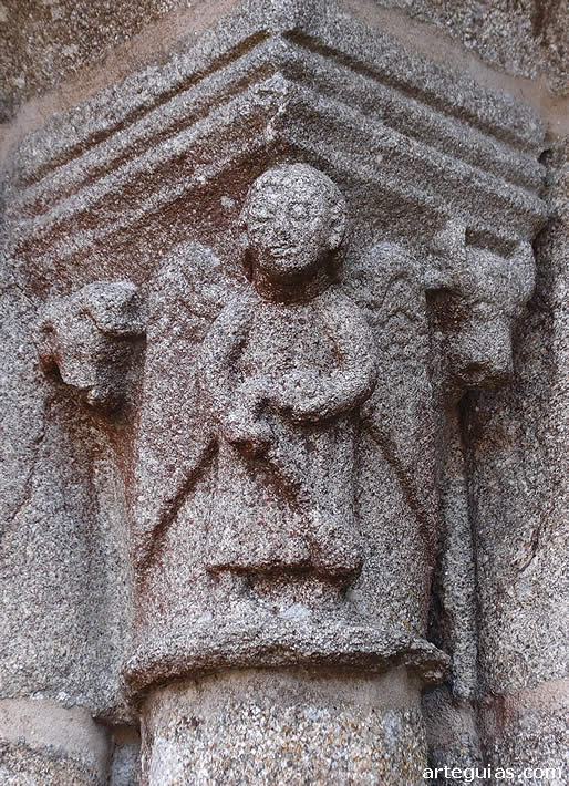 Capitel con un &aacute;ngel turiferario