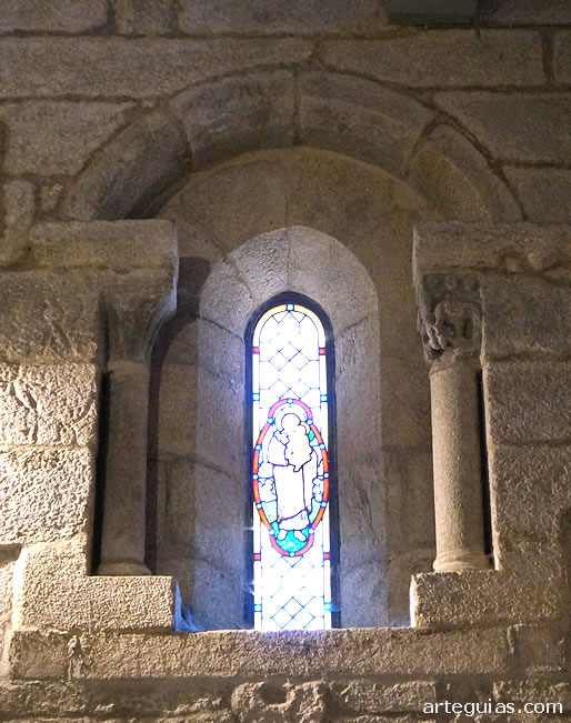 Ventanal rom&aacute;nico del interior de la nave