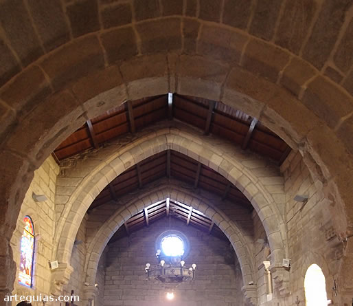 Arcos daifragma que sostienen el techo de madera en la nave rom&aacute;nica