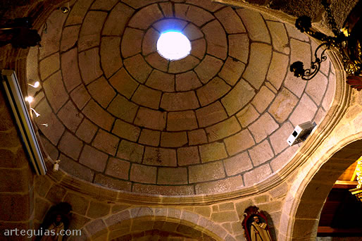 C&uacute;pula del siglo XVII bajo la que se encuentra la imagen