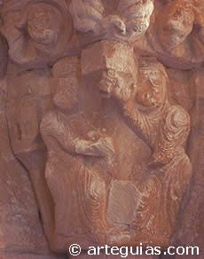 El rom&aacute;nico rural es uno de los alicientes del entorno de Riaza. capitel de la puerta de Castillejo de Mesle&oacute;n