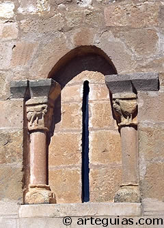 Ventanal de la iglesia de Valdesimonte, junto a Cantalejo