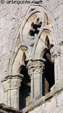 Precioso ventanal de la catedral g&oacute;tica. El Burgo de Osma, Soria