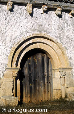 En Guijosa encontramos la Ermita del Cristo del Otero. En la imagen, su portada rom&aacute;nica