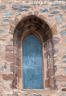 Ventanal g&oacute;tico de la iglesia parroquial de &Oacute;lvega, Soria