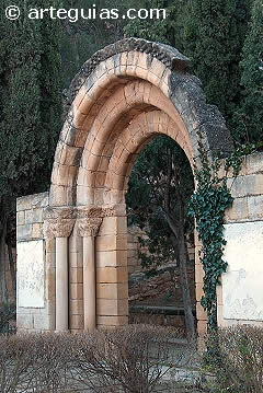 Puerta de la iglesia de San Pedro de Alca&ntilde;iz