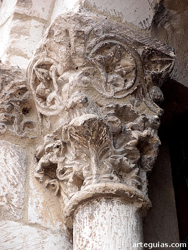 Capitel de un ventanal. Iglesia de San Miguel de &Iacute;scar