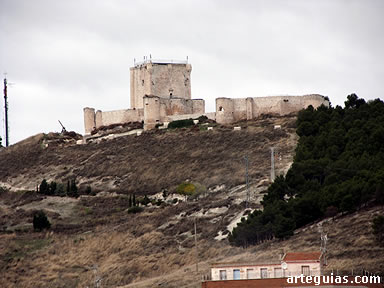 Castillo de &Iacute;scar sobre el alto cerro