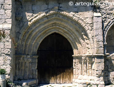 Portada de la iglesia de Cogeces de &Iacute;scar