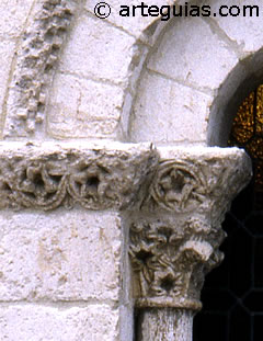 Detalle de un ventanal de la iglesia de San Miguel de &Iacute;scar, Valladolid