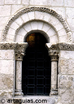 Ventanal de la iglesia de San Miguel de &Iacute;scar, Valladolid